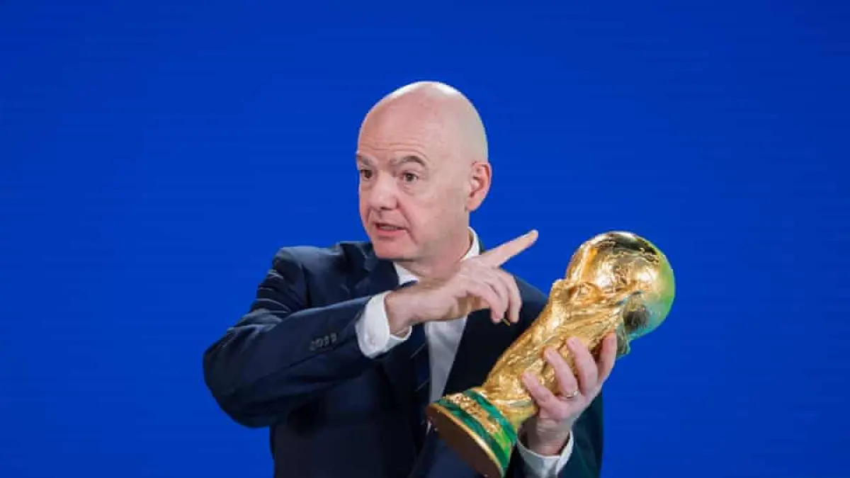 Kelompok yang menentang Gianni Infantino diperkirakan semakin berani setelah Presiden FIFA itu melakukan perubahan sikap terkait kontroversi penjualan hak Piala Dunia. (The Guardian/Claudio Thoma/EPA). 