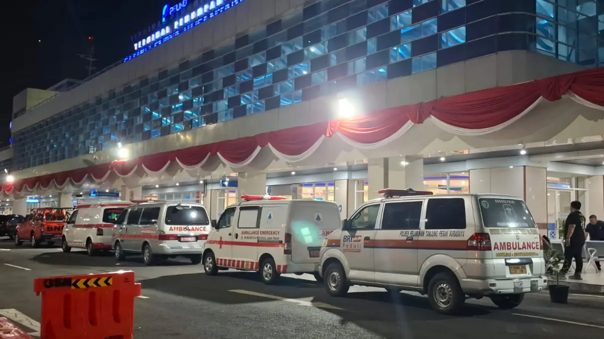 MENUNGGU: Mobil ambulans siaga di depan GSN Pelabuhan Tanjung Perak, Surabaya, menunggu kedatangan korban KMP Mutiara Sentosa 2.(GUNTUR IRIANTO/RADAR SURABAYA)