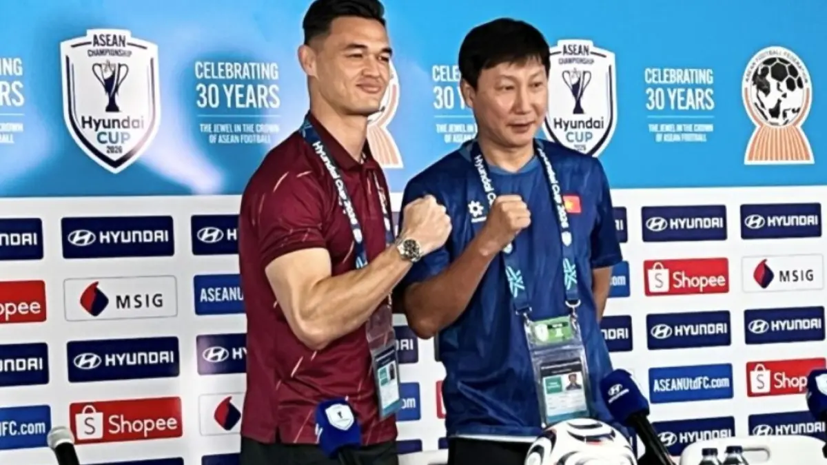 Pelatih tim nasional Vietnam Kim Sang-sik (kanan) bersama kiper Vietnam Patrik Le Giang pada konferensi pers pralaga di Stadion Pakansari, Cibinong, Kabupaten Bogor, Jawa Barat, Minggu (2/8). (ANTARA/M Fikri Setiawan)
