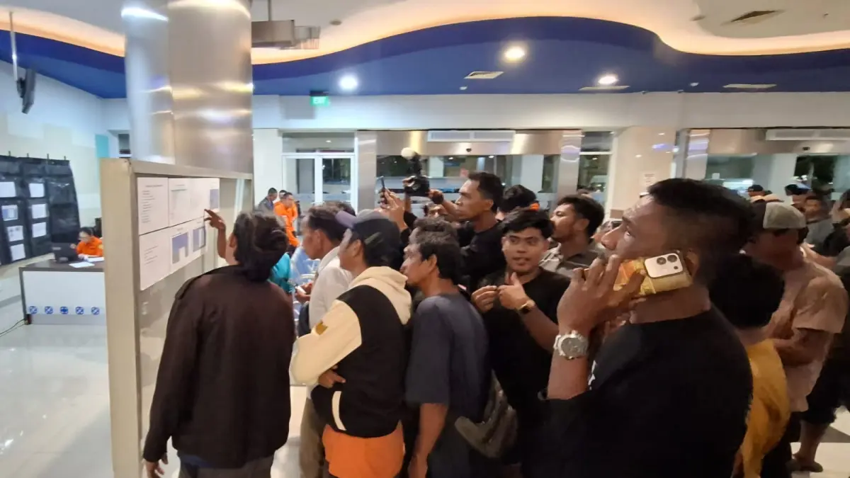 RAMAI: Keluarga dan saudara korban KMP Mutiara Sentosa 2 yang terbakar di Sumenep. Mereka berkerumun melihat data yang dipasang petugas di GSN Pelabuhan Tanjung Perak, Surabaya. (GUNTUR IRIANTO RADAR SURABAYA)