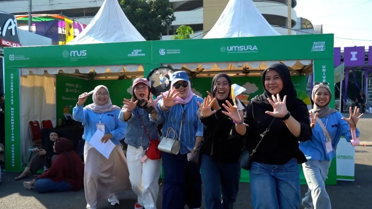 SAMBUT GENERASI MASA DEPAN: Tim PMB Umsura menyambut antusias pengunjung Sound of Downtown 2026 dengan layanan konsultasi kuliah, informasi beasiswa, dan promo khusus pendaftaran.(IST/RADAR SURABAYA)