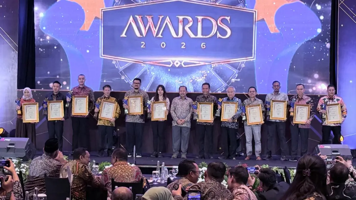 Senior Manager Sekretaris Perusahaan dan Hukum PT Terminal Teluk Lamong Syaiful Anam bersama para penerima Radar Surabaya Awards 2026. (IST)