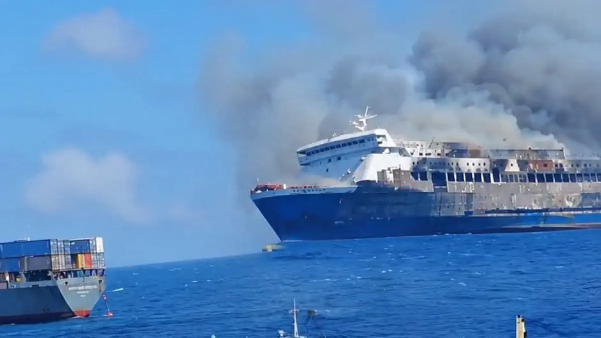 Terbakar : KMP Mutiara Santosa 2 terbakar hebat di perairan utara Kabupaten Sumenep, Madura, Minggu (2/8). 