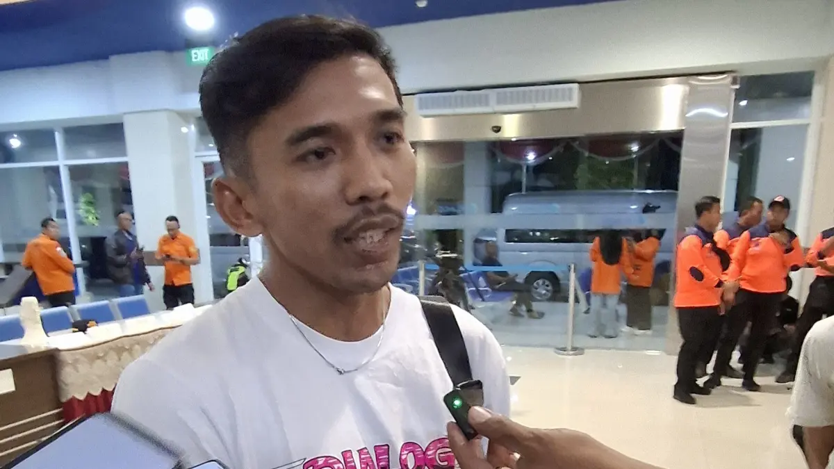TERUNGKAP: Denis menceritakan tiga sopir truk paketnya yang selamat saat kebakaran KMP Mutiara Sentosa 2 di Sumenep, Madura.(GUNTUR IRIANTO/RADAR SURABAYA)