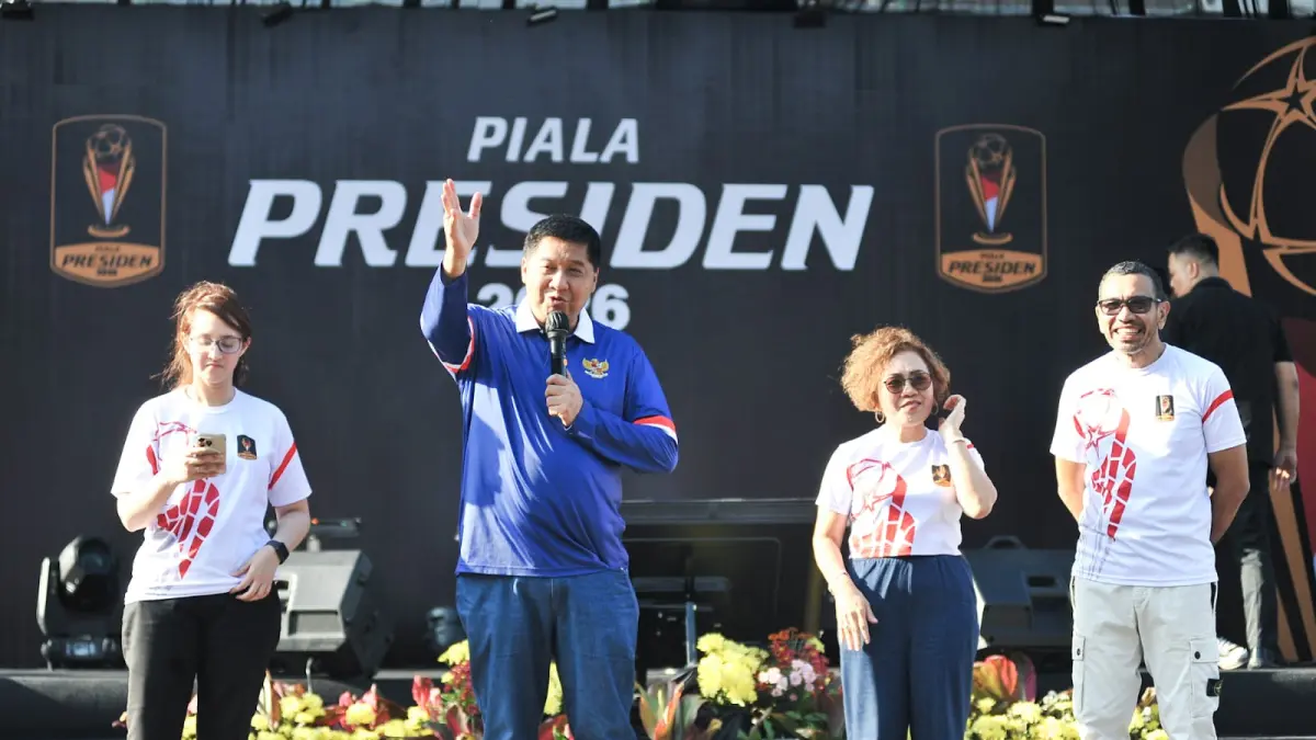 UMUMKAN VENUE: Maruarar Sirait mengumumkan pemindahan venue semifinal dan final Piala Presiden 2026 di Bali, di Balai Kota Surabaya, Minggu (2/8).(MEDIA PIALA PRESIDEN) 