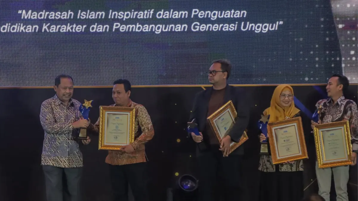 APRESIASI: Kepala Madrasah Ibtidaiyah Muhammadiyah 28 Surabaya, Rohim, S.H.I., M.Pd., menerima Radar Surabaya Awards 2026 sebagai Madrasah Islam Inspiratif dalam Penguatan Pendidikan Karakter dan Pembangunan Generasi Unggul.(IST/RADAR SURABAYA)