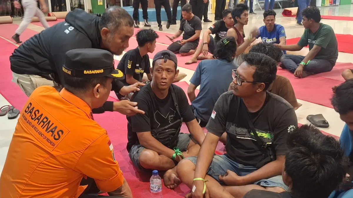 CERITA: Petugas saat bertanya terkait kondisi salah satu korban KMP Mutiara Sentosa 2 Surabaya saat berada di Pelabuhan Tanjung Perak, Surabaya. (GUNTUR IRIANTO/RADAR SURABAYA)