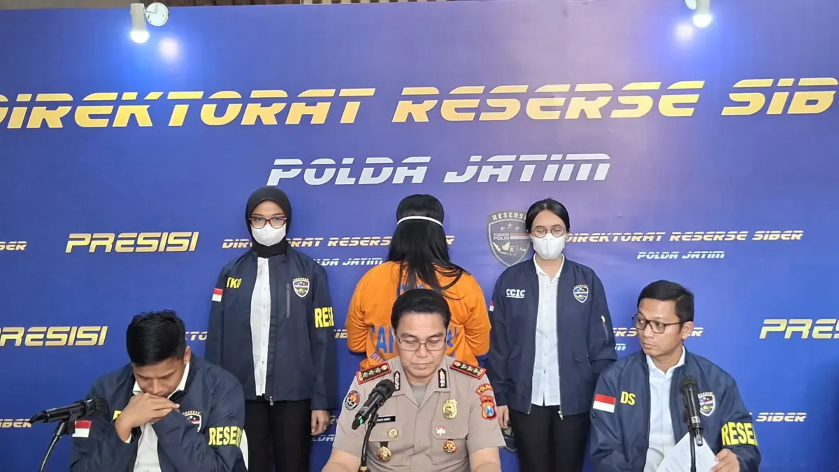DIAMANKAN: Ditsiber Polda Jatim mengungkap kasus penipuan online salah satu tersangma oleh warga binaan Lapas.(MAHRUS/RADAR SURABAYA)