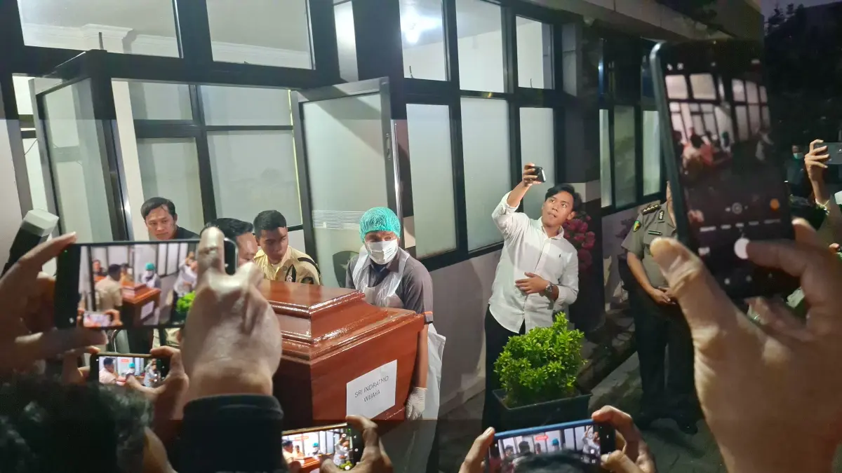 DIANGKAT: Jenazah korban KMP Mutiara Sentosa 2 asal Banyu Urip, Surabaya, saat hendak dibawa ke rumah duka.(MAHRUS/RADAR SURABAYA)