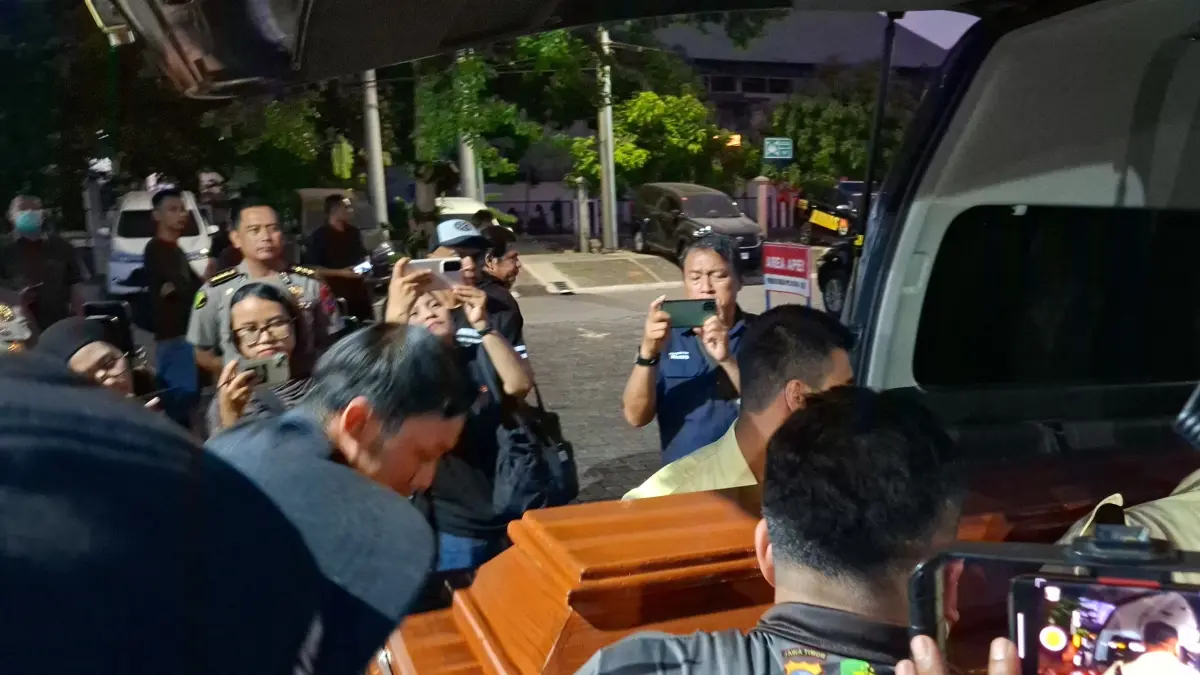 DIPETI: Jenazah korban KMP Mutiara Sentosa 2 dibawa ke rumah duka. Tim DVI Polda Jatim berhasil identifikasi lima jenazah korban.(MAHRUS/RADAR SURABAYA)