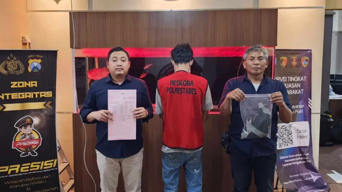 DIRINGKUS: Tersangka VR saat diamankan Satresnarkoba Polrestabes Surabaya. Polisi menemukan 14 poket sabu di rumahnya Jalan Rangkah, Surabaya. (IST/RADAR SURABAYA)