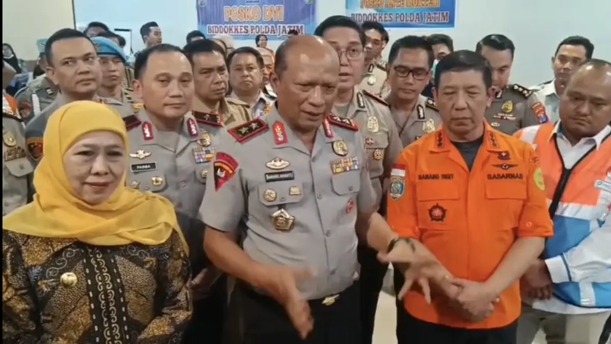 FOKUS PENYELAMATAN: Gubernur Jatim Khofifah Indar Parawansa dan Kapolda Jatim Irjen Pol Nanang Avianto usai bertemu korban KMP Mutiara Sentosa 2 di Pelabuhan Tanjung Perak Surabaya.(IST/RADAR SURABAYA)