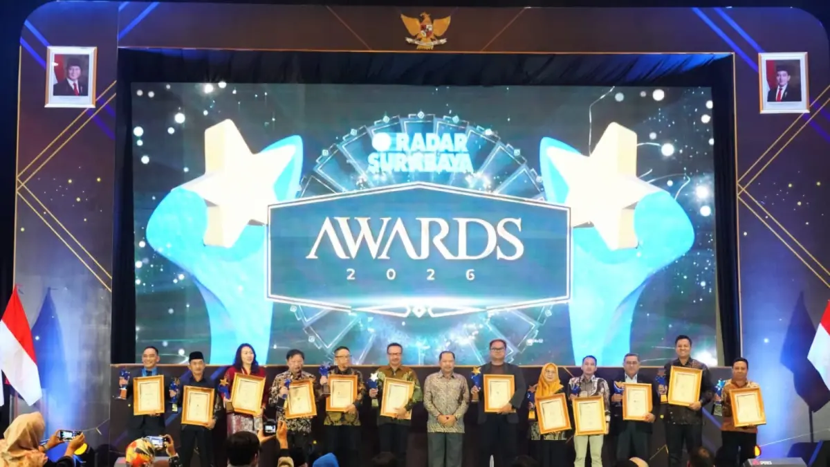  PENGGERAK PENDIDIKAN: MIM Dupan bersama para penerima penghargaan kategori Pendidikan dalam Radar Surabaya Awards 2026 sebagai simbol komitmen bersama menghadirkan pendidikan yang unggul, inovatif, berkarakter, dan berdampak bagi kemajuan masyarakat.(IST/RADAR SURABAYA)