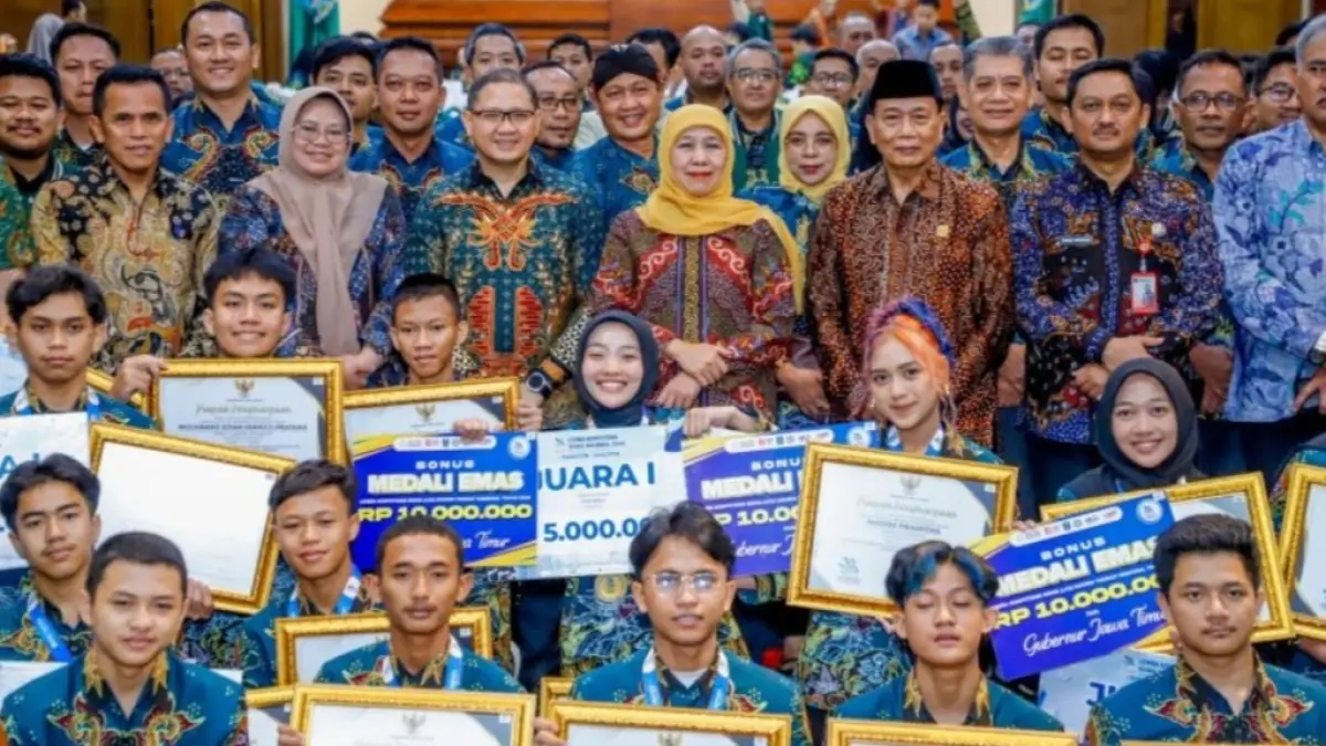  Gubernur Jawa Timur Khofifah Indar Parawansa menyambut kontingen Jatim yang meraih juara umum Lomba Kompetensi Siswa Pendidikan Menengah Tingkat Nasional 2026 di Gedung Negara Grahadi Surabaya.(ANTARA/HO-Biro Adpim Pemprov Jatim). 

