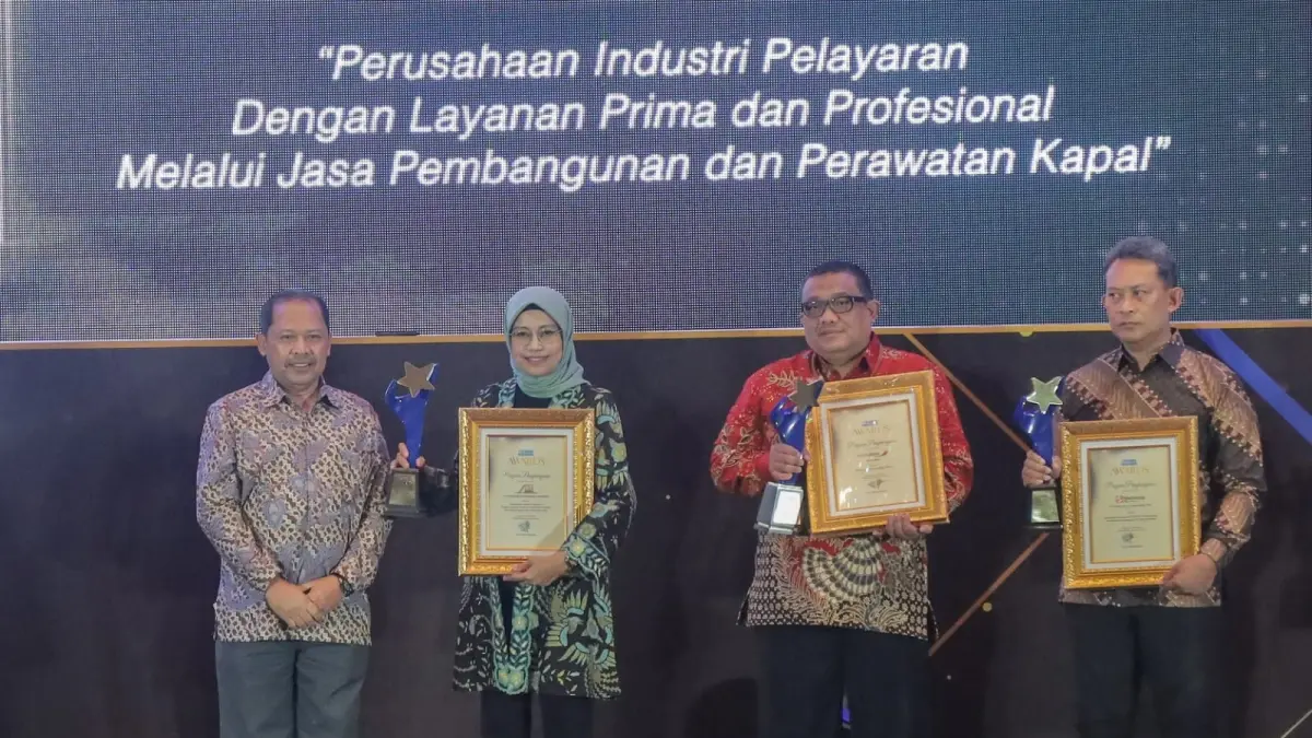HEBAT: Direktur Radar Surabaya Lilik Widyantoro saat memberikan penghargaan kepada Direktur Utama PT Adiluhung Saranasegara Indonesia Ir. Anita Puji Utami, ST, MAP, IPM., (dua dari kiri) di Vasa Hotel Surabaya, Kamis (30/7). (ANDY SATRIA/RADAR SURABAYA)