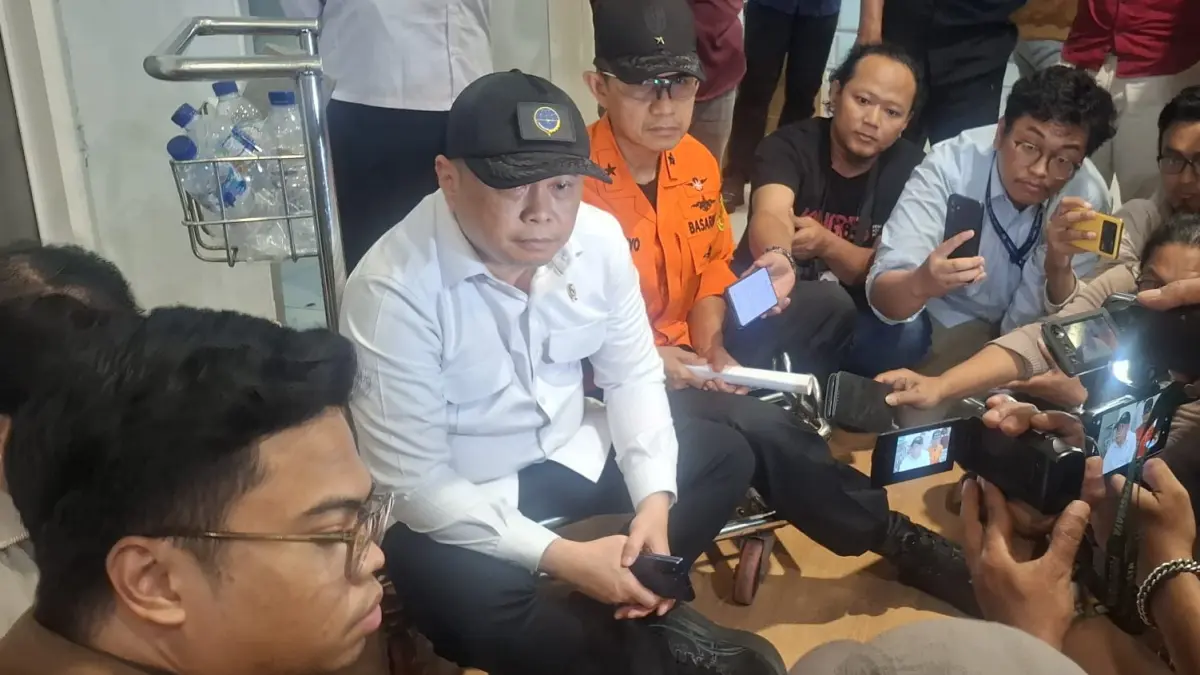 LESEHAN: Menhub RI Dudy Purwagandhi (kemeja putih) usai mengikuti langsung proses evakuasi korban KMP Mutiara Sentosa 2 di Pelabuhan Tanjung Perak, Surabaya. (GUNTUR IRIANTO/RADAR SURABAYA)