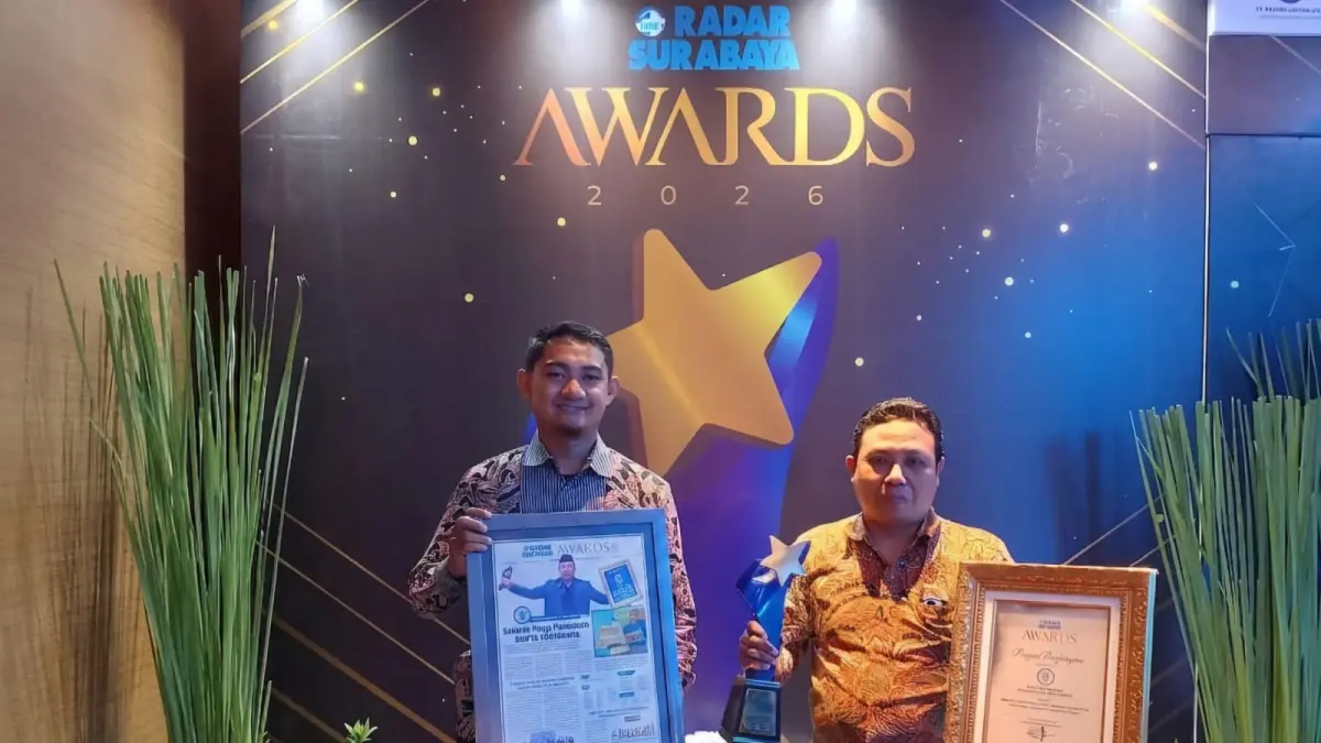 MEMBANGGAKAN: Kepala MIM Dupan, Rohim, S.H.I., M.Pd., (kanan) didampingi Kaur Kurikulum, Mu