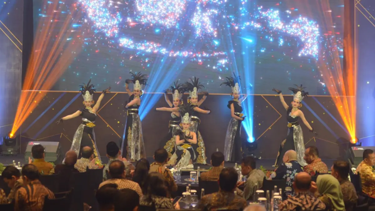 Para penari dari Sanggar Mulyo Joyo Enterprise tampil memukau di ajang Radar Surabaya Awards 2026. (ANDY SATRIA/RADAR SURABAYA) 