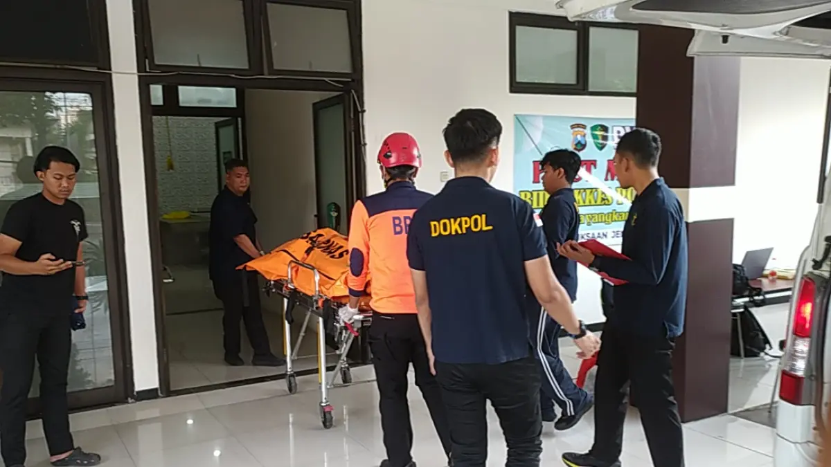PEMERIKSAAN: Salah satu jasad korban KMP Mutiara Sentosa 2 dibawa ke RS Bhayangkara Polda Jatim, Jalan Ahmad Yani, Surabaya. (MAHRUS/RADAR SURABAYA)
