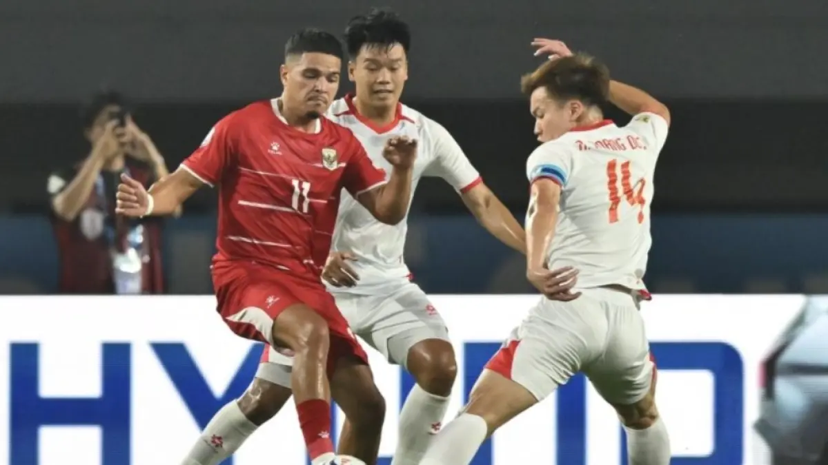 Ragnar Anthonius Maria Oratmangoen (kiri) berebut bola dengan pesepak bola Timnas Vietnam Nguyen Hoang Duc.(ANTARA FOTO/Bayu Pratama S/foc.) 