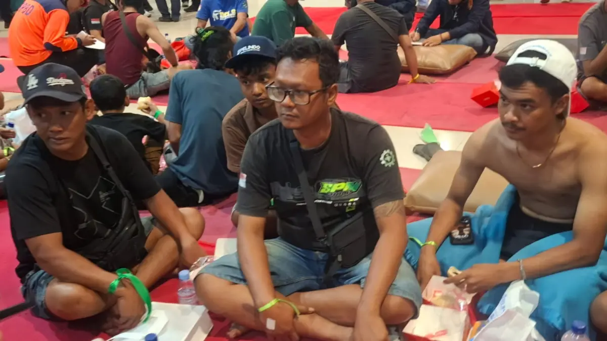 SELAMAT: Bambang Susilo (tengah) salah satu korban selamat KMP Mutiara Sentosa 2 yang terbakar di Sumenep saat menceritakan tragedi yang dialaminya.(GUNTUR IRIANTO/RADAR SURABAYA)