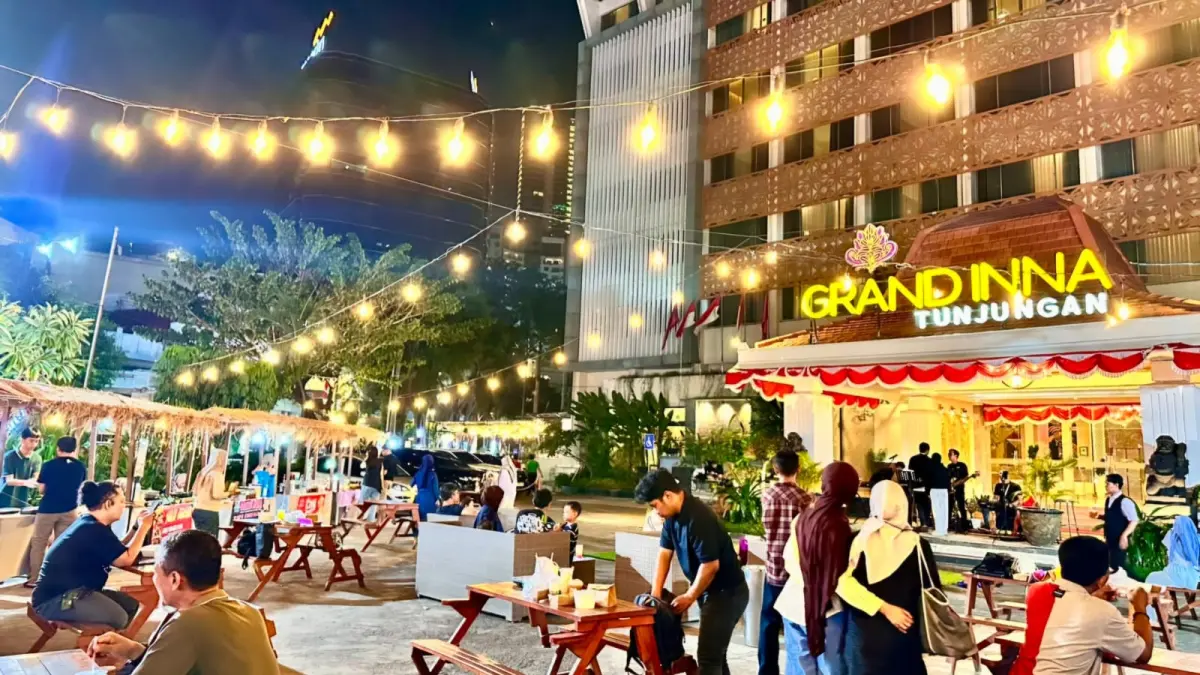 UMKM LOKAL: Suasana Pasar Legi di area pelataran Grand Inna Tunjungan Surabaya yang diisi dengan puluhan tenant pelaku UMKM lokal.(IST/RADAR SURABAYA)