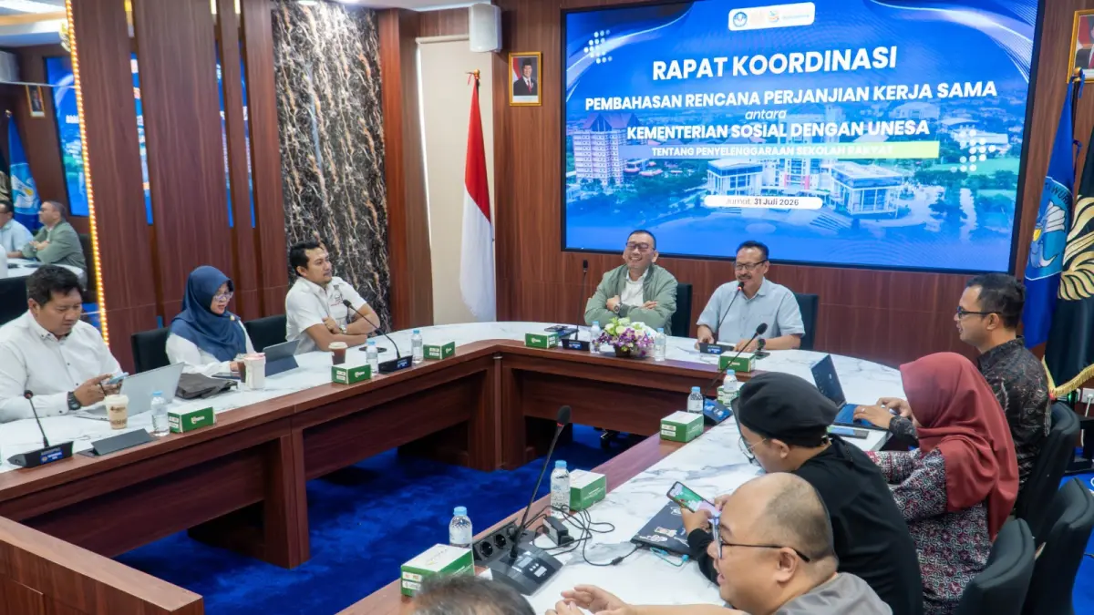 Wakil Rektor Bidang Pendidikan, Kemahasiswaan, dan Alumni Unesa, Martadi, bersama Sekretaris Jenderal Kemensos RI, Robben Riko, saat membahas penguatan program Sekolah Rakyat di Gedung Rektorat Kampus II Lidah Wetan, Surabaya.
