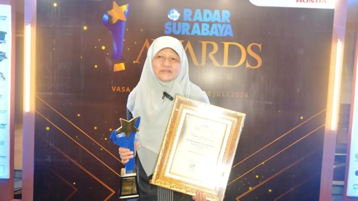 Anggota Komisi X DPR RI Fraksi Partai Keadilan Sejahtera, Dr. Reni Astuti,S.Si., M.PSDM, dinobatkan sebagai Politisi Peduli Pendidikan 2026 dalam ajang Radar Surabaya Awards 2026