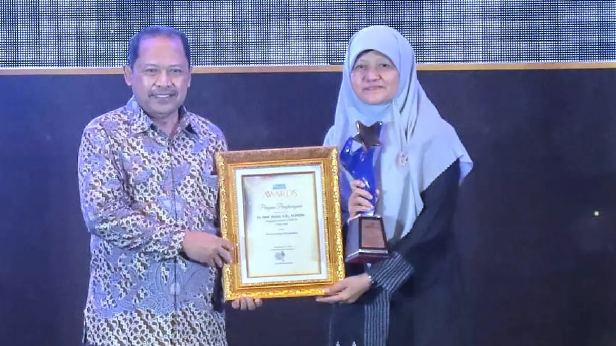 Anggota Komisi X DPR RI Fraksi Partai Keadilan Sejahtera, Dr. Reni Astuti,S.Si., M.PSDM (kanan), dinobatkan sebagai Politisi Peduli Pendidikan 2026 dalam ajang Radar Surabaya Awards 2026. 