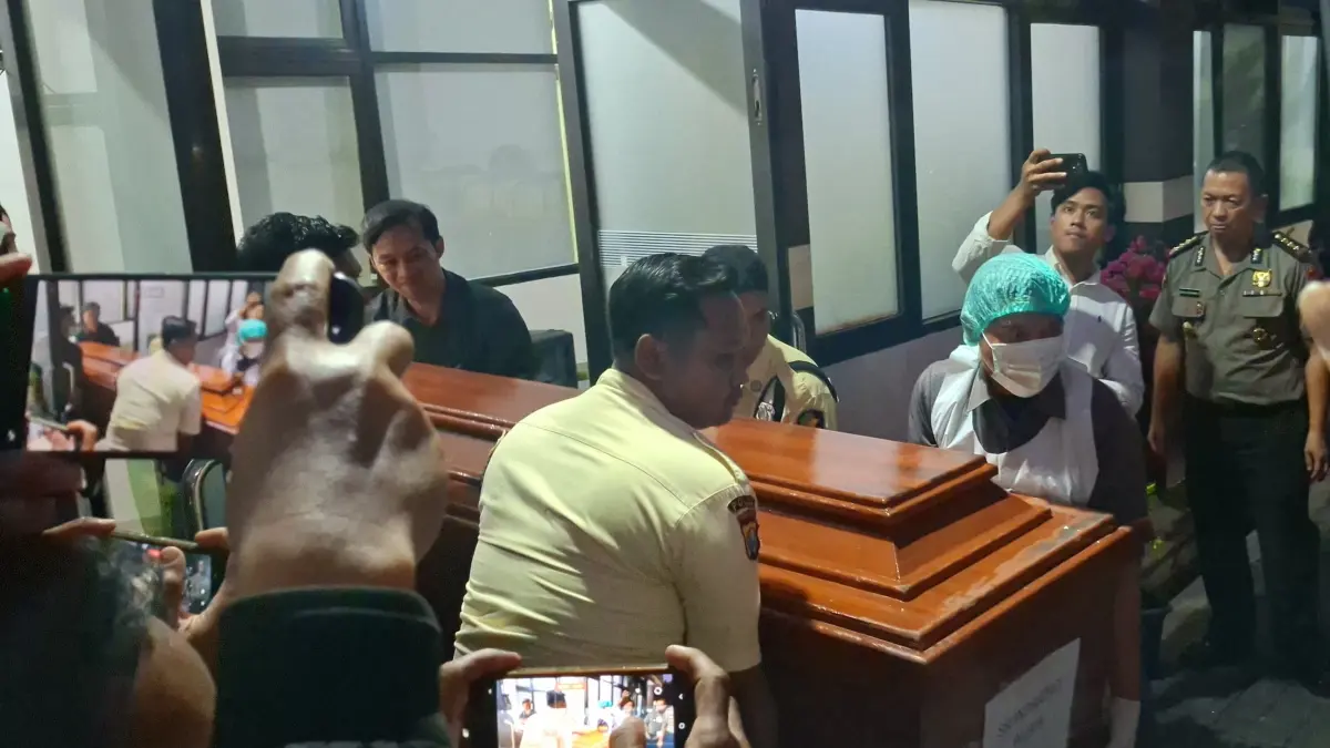 DIPULANGKAN: Salah satu jenazah korban KMP Mutiara Sentosa diserahkan ke keluarganya.(MAHRUS/RADAR SURABAYA)