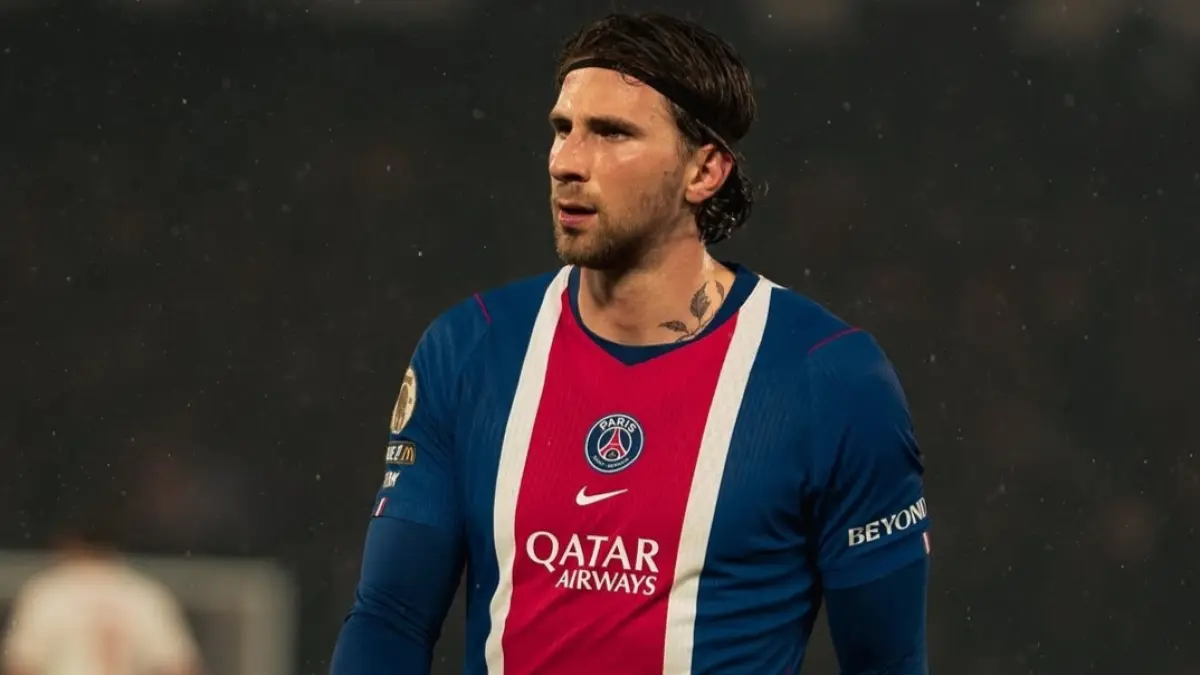 Illia Zabarnyi ditawarkan untuk menambah lini belakang Liverpool. (PSG) 