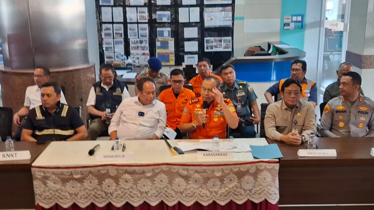 KETERANGAN: Wamenhub Komjen Pol (Purn) Sutana (dua dari kiri) dan Kepala Basarnas Marsekal Madya TNI Mohammad Syafii (tiga dari kiri) saat memberikan keterangan terkait kebakaran KMP Mutiara Sentosa 2.(GUNTUR IRIANTO/RADAR SURABAYA)