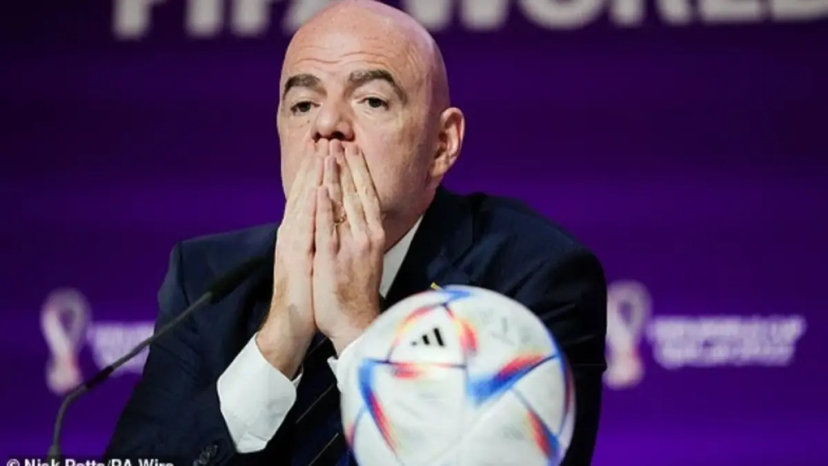 Lawan-lawan Gianni Infantino membentuk aliansi untuk menekan Presiden FIFA tersebut agar mengundurkan diri dari jabatannya.(daily mail) 