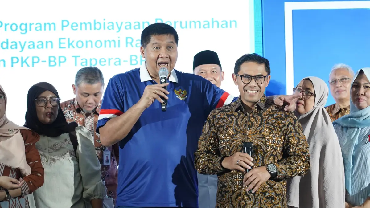 Menteri Perumahan dan Kawasan Permukiman (PKP) Maruarar Sirait (kaos biru)