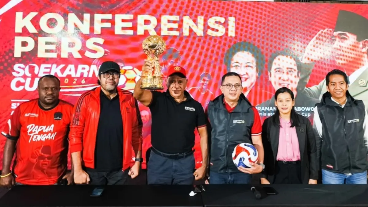 Panitia menunjukkan trofi Soekarno Cup U-17 2026 yang akan diperebutkan oleh 16 tim peserta saat konferensi pers di Surabaya.(Andy Satria/Radar Surabaya) 

