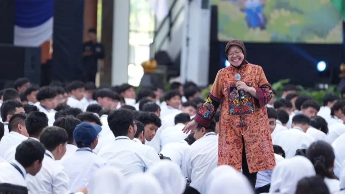 Tri Rismaharini saat memberikan materi kepada mahasiswa baru ITS. 