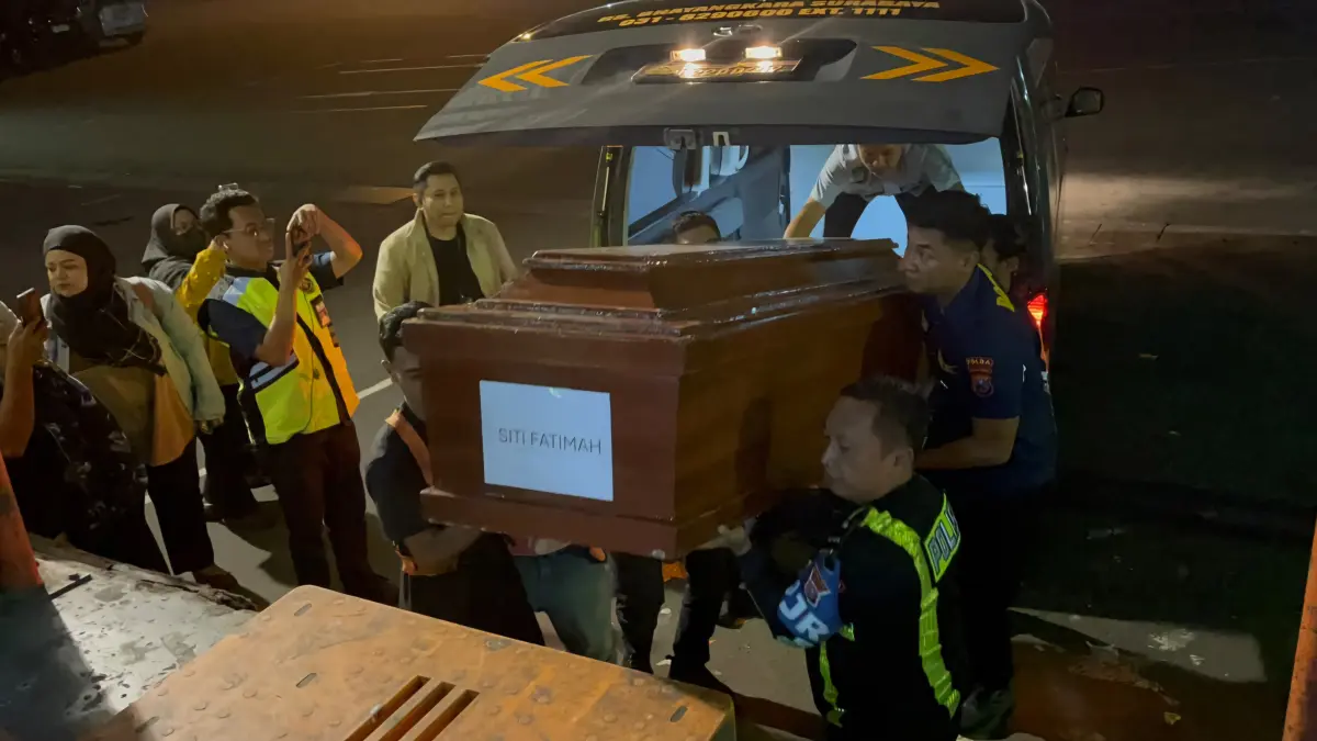 DISERAHKAN: Jenazah korban KMP Mutiara Sentosa saat hendak dikirim ke keluarganya. Tim DVI Polda Jatim total sudah menyerahkan empat jenazah ke keluarganya.(IST/RADAR SURABAYA)