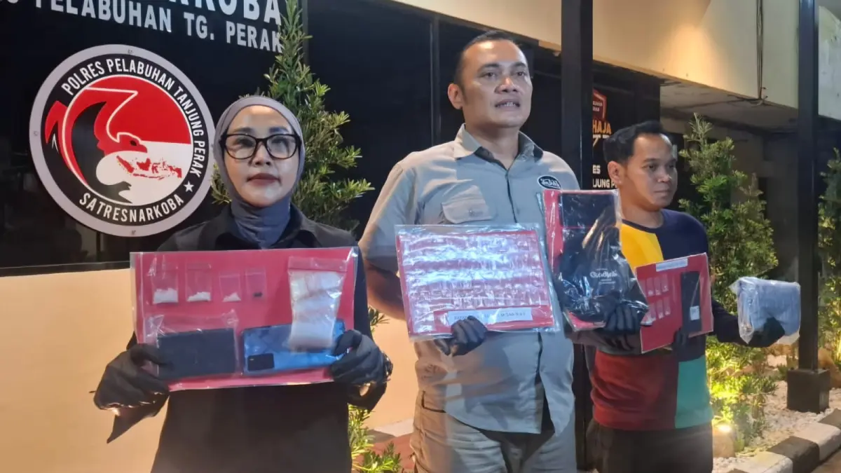 DITUNJUKKAN: Satresnarkoba Polres Pelabuhan Tanjung Perak menyita sabu dan ekstasi dari tugas jaringan pengedar narkoba di Surabaya yang berhasil diamankan.(GUNTUR IRIANTO/RADAR SURABAYA)
