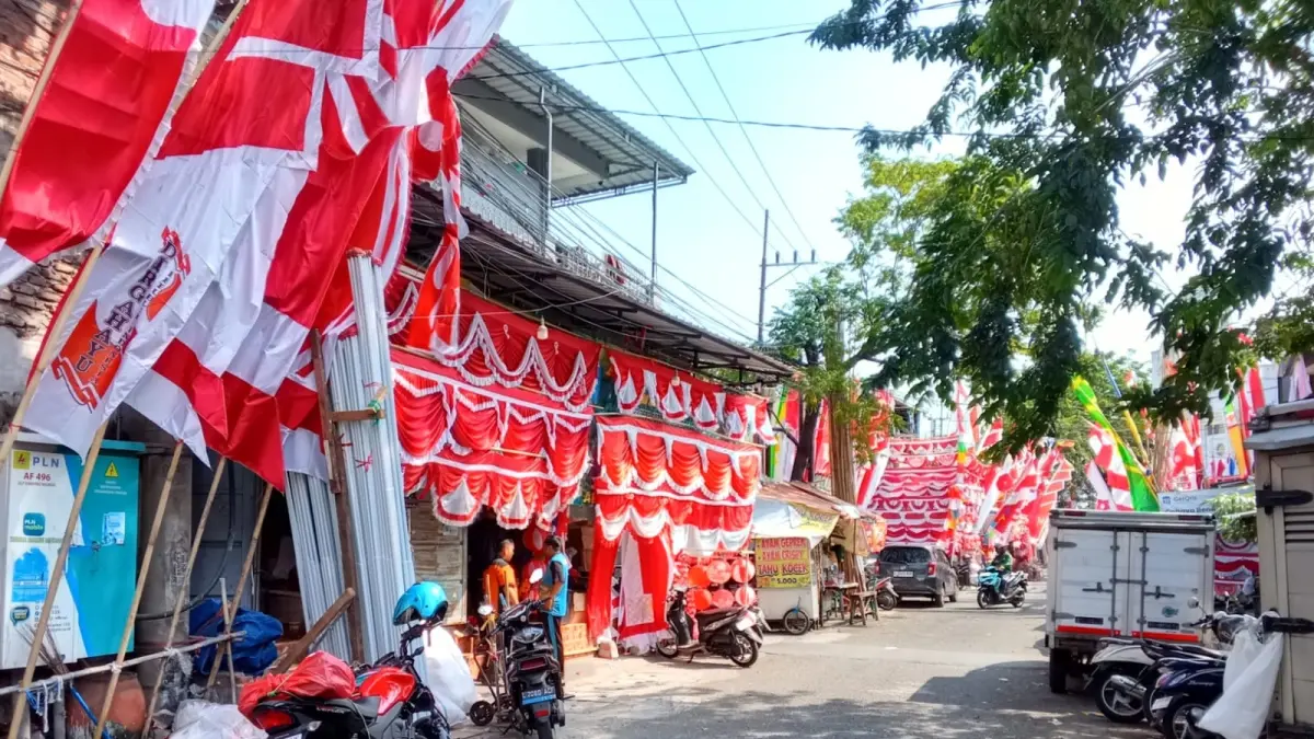 Kampung bendera di Jalan Darmokali Surabaya panen rezeki setiap bulan Agustus. (DIMAS MAHENDRA/RADAR SURABAYA)