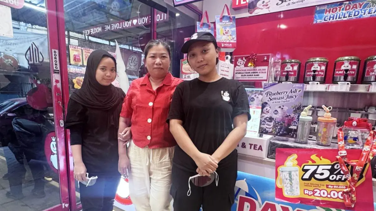 KREATIF: Soffie (tengah), pengusaha asal Surabaya yang menjadi mitra waralaba Mixue. 