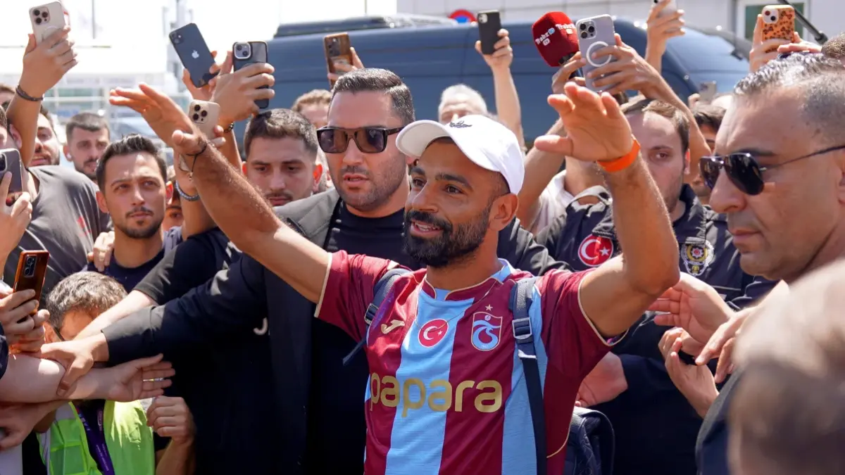 Mengenakan jersey Trabzonspor, Mohamed Salah tiba di Istanbul, Rabu (5/8). (Samet Yalcin/DIA Photo via AP). 