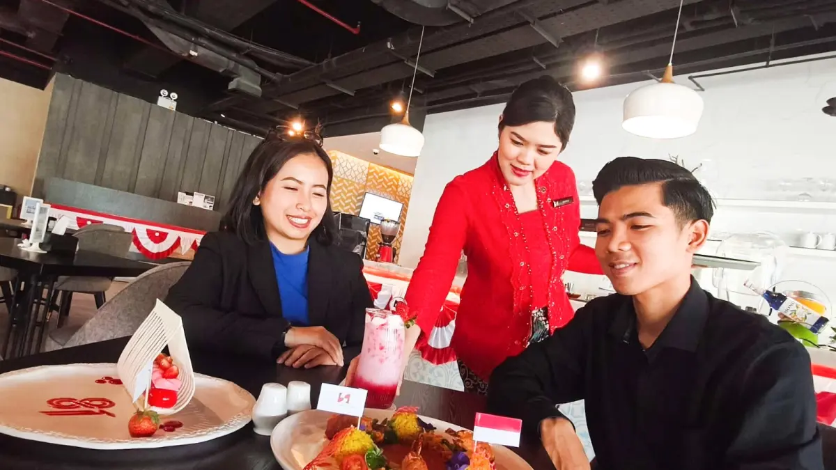 NIKMAT: Sejumlah tamu hotel menikmati sajian kreasi menu untuk menyambut Hari Kemerdekaan RI di Grand Swiss-Belhotel Darmo Surabaya, Rabu (5/8). (ANDY SATRIA/RADAR SURABAYA)
