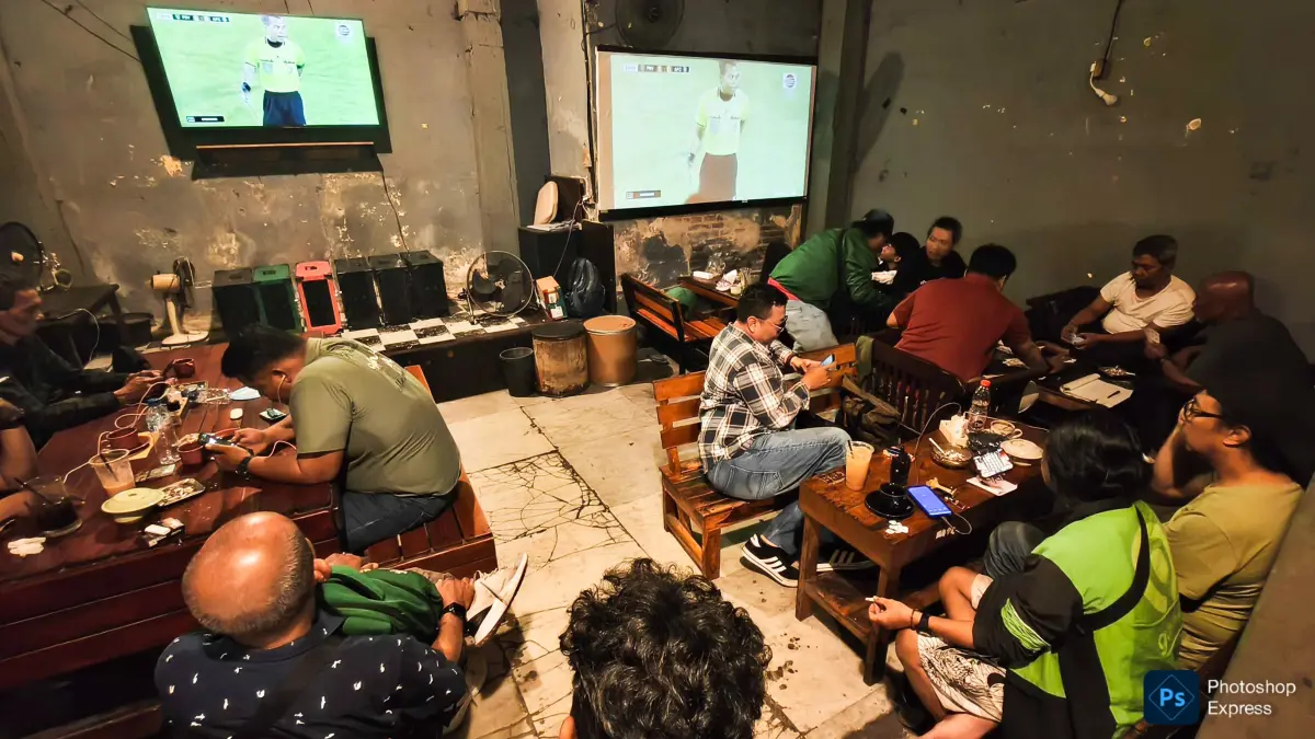 Nobar Persebaya vs Arema FC di Warkop Transnet Reborn, Selasa (4/8).(Andy Satria) 