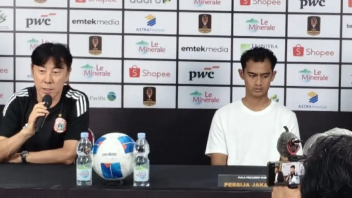 Pelatih Kepala Persija Jakarta Shin Tae-yong (kiri) bersama bek kiri Persija Pratama Arhan memberikan keterangan pers setelah kalah 1-2 melawan Persib Bandung pada semifinal Piala Presiden 2026.(ANTARA/Dewa Ketut Sudiarta Wiguna) 