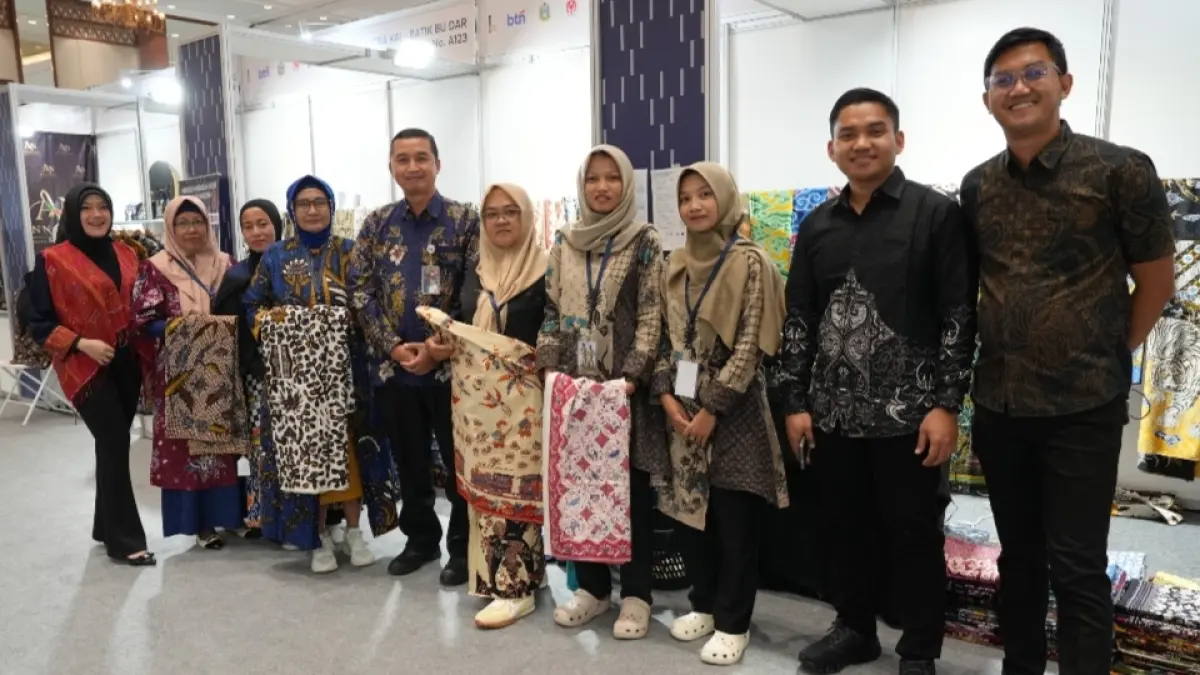 Produk Batik Bu Dar, UMKM binaan PT KAI Daop 8 Surabaya, tampil mewakili binaan KAI dalam ajang Indonesia Fashion Week (IFW) 2026. (Istimewa) 