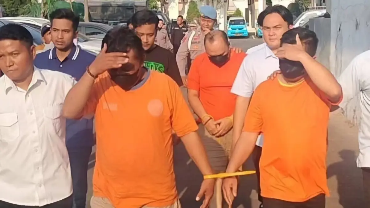 TERTUNDUK: Tiga anggota ormas ditetapkan tersangka setelah terbukti menghalang-halangi pemilik ruko di Krukah Utara, Surabaya. (IST/RADAR SURABAYA)
