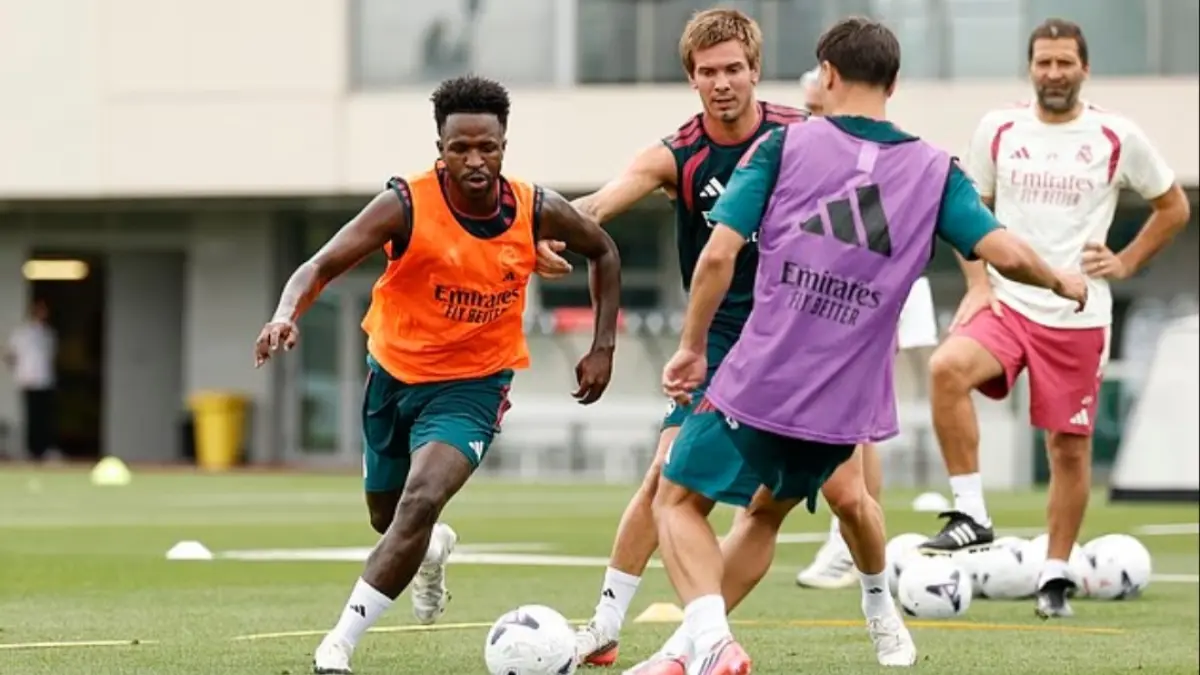 Vinicius Junior (kiri) sudah bergabung dengan skuad Real Madrid. (Daily mail) 