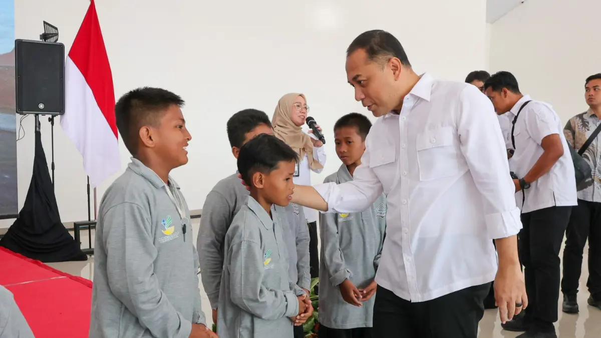 Wali Kota Eri Cahyadi hadir di acara Masa Pengenalan Lingkungan Sekolah (MPLS) di Sekolah Rakyat Terintegrasi (SRT) 2 Surabaya, Rabu (5/8).(Dimas Mahendra) 