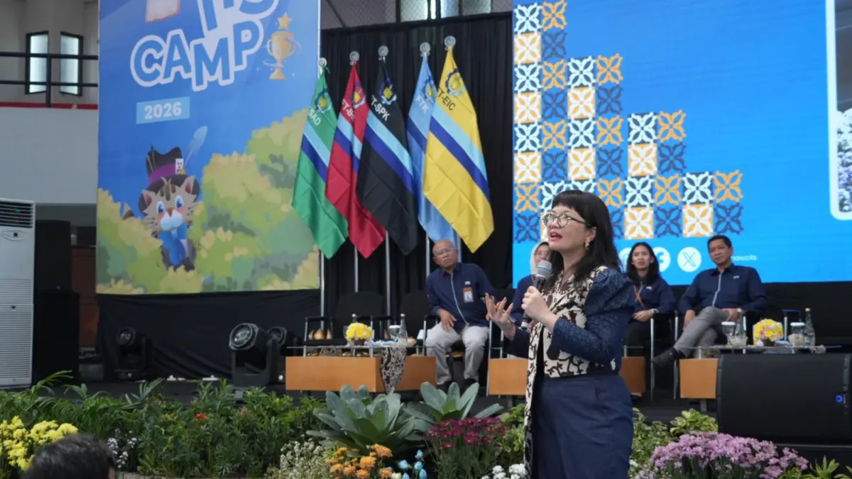 Wamendiktisaintek RI Prof. Stella Christie, Ph.D., mengajak mahasiswa baru ITS untuk tetap berpikir kritis di tengah perkembangan teknologi AI.(Rahmat Sudrajat/Radar Surabaya)