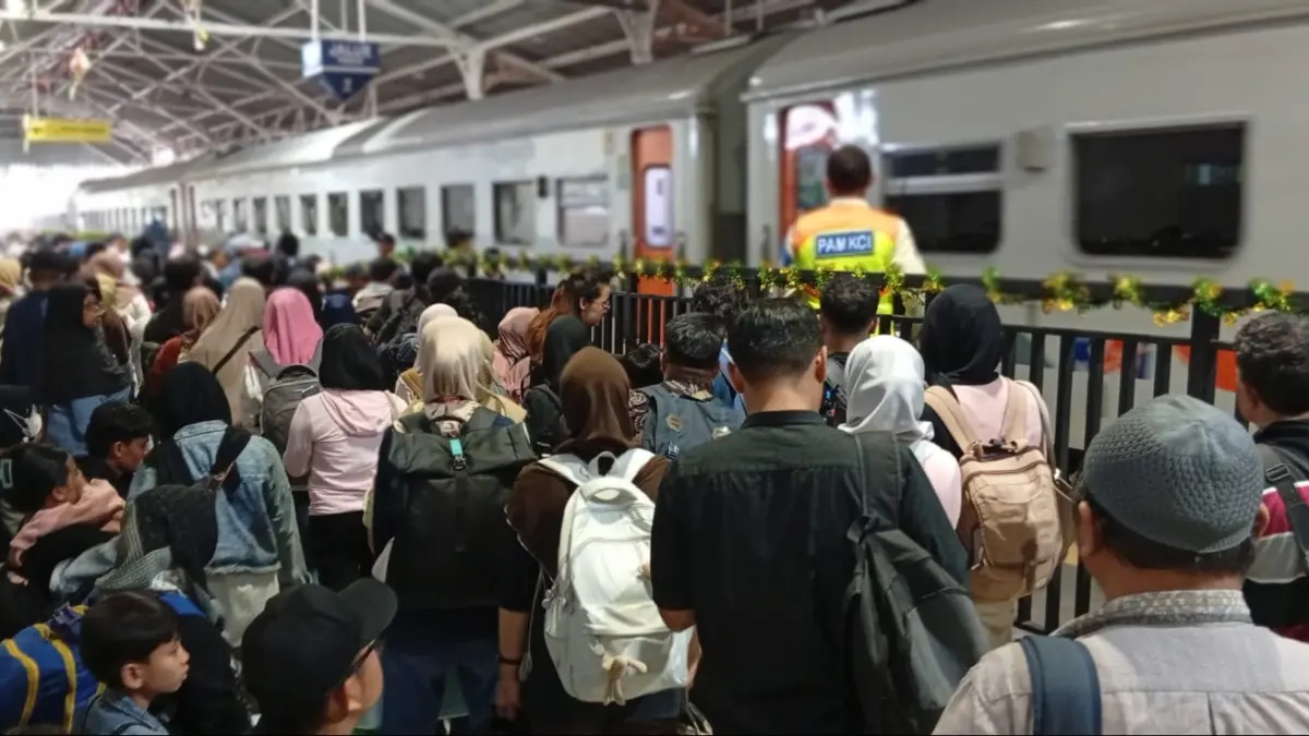 Aktivitas penumpang Commuter Line di Stasiun Surabaya Gubeng terus meningkat seiring bertambahnya jumlah pengguna pada Juli 2026. Rahmat Sudrajat/Radar Surabaya) 